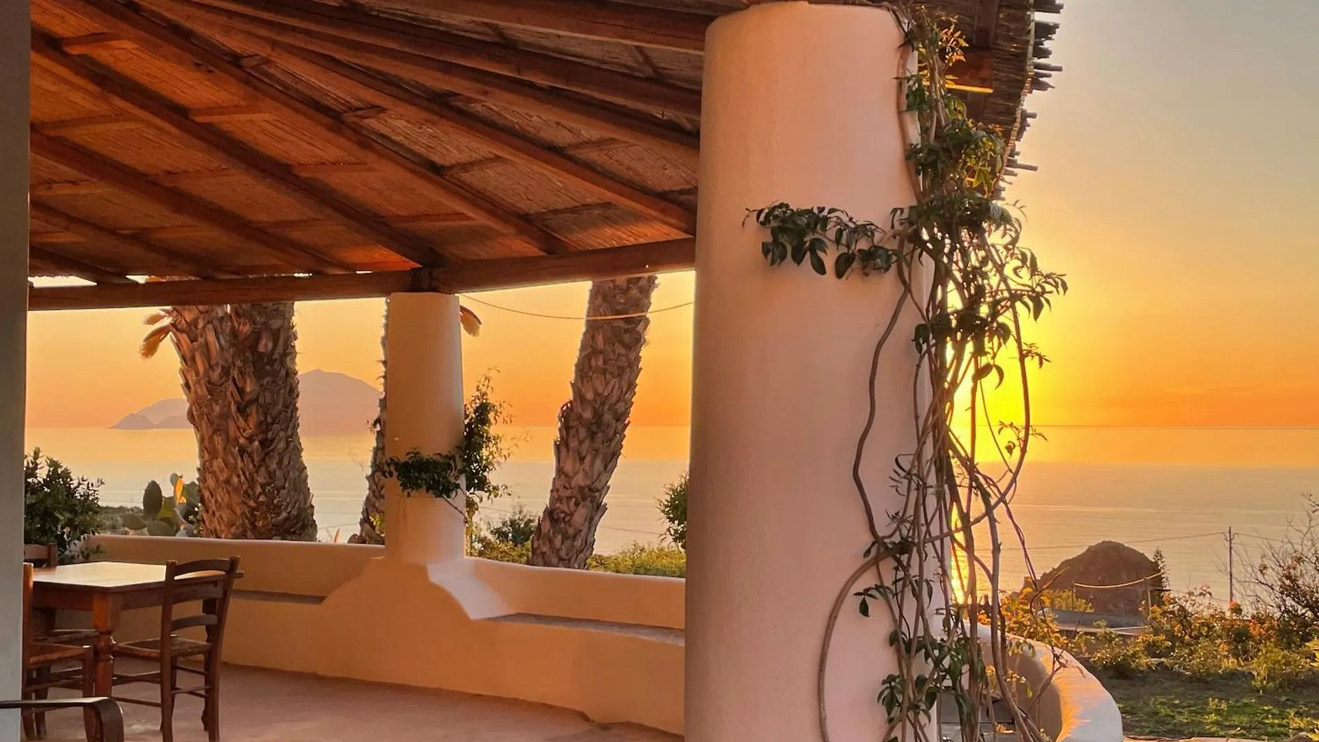 Hotel La Locanda Del Postino Pollara Italia