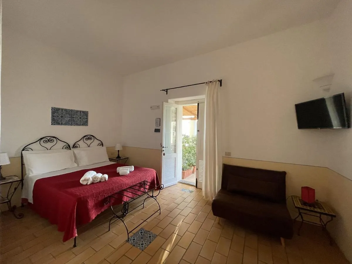Hotel La Locanda Del Postino Pollara 4*,