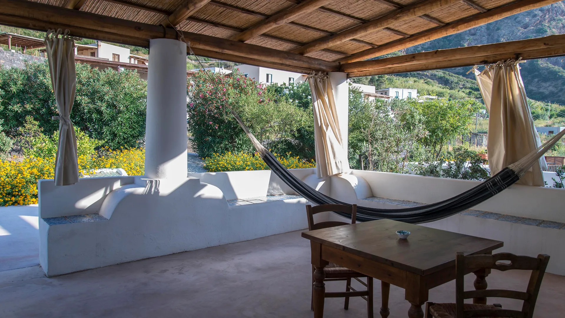 Hotel La Locanda Del Postino Pollara 4*,