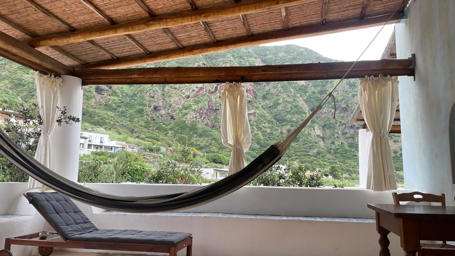 Hotel La Locanda Del Postino Pollara 4*,  İtalya