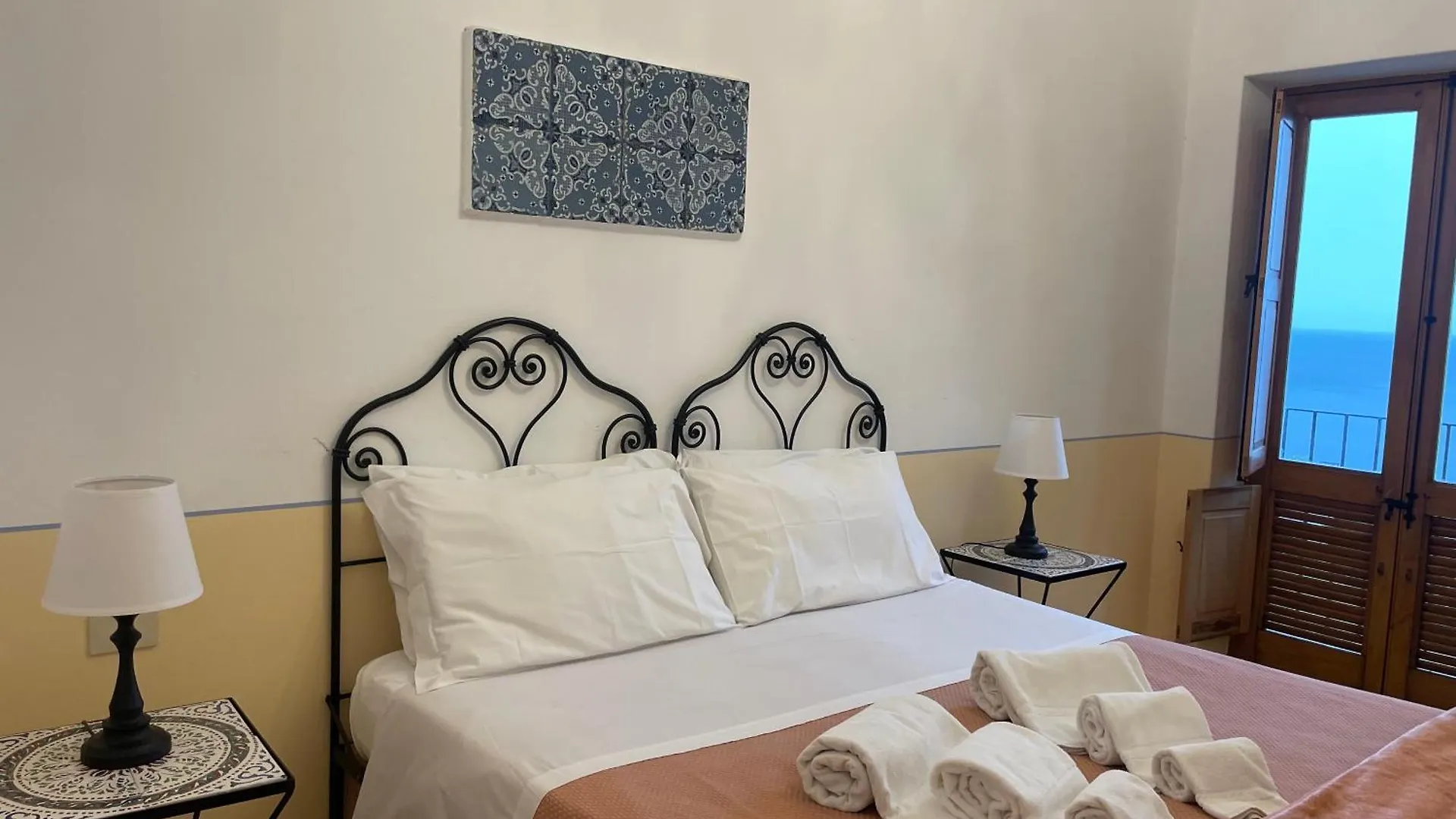Hotel La Locanda Del Postino Pollara 4*,  İtalya