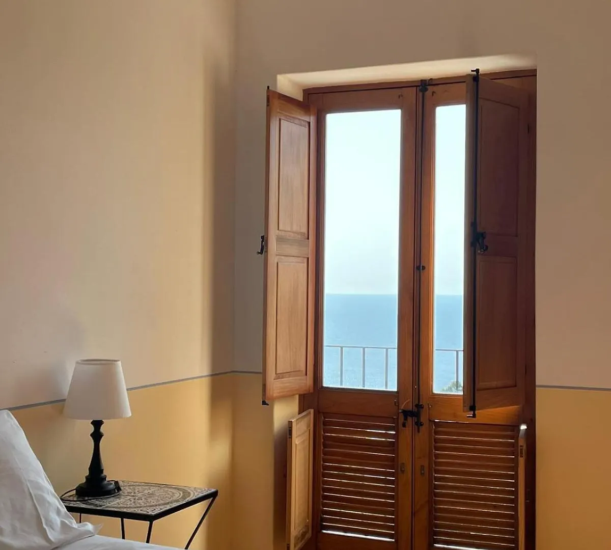 Hotel La Locanda Del Postino Pollara 4*,