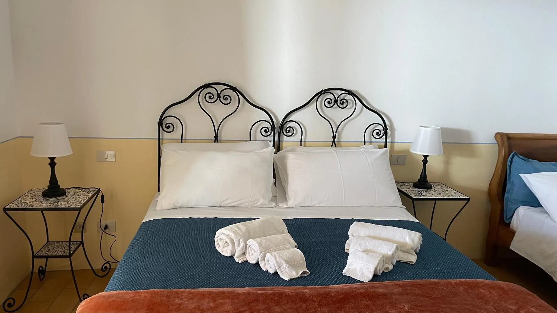 Hotel La Locanda Del Postino Pollara 4*,